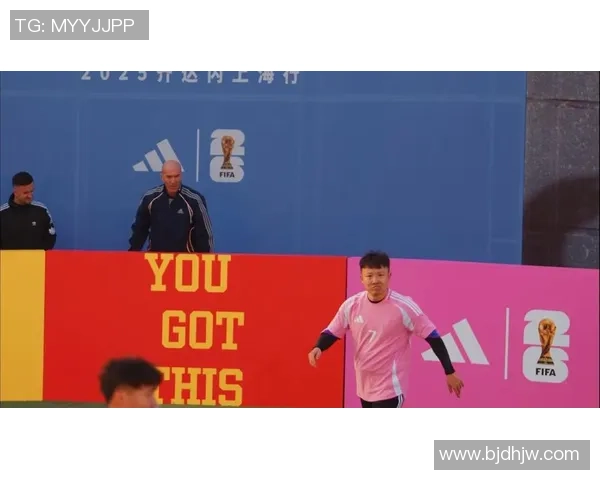 花式足球克里斯挑战世界足球巨星展示极限技巧与创意对决