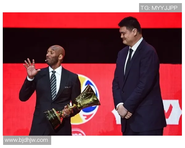 足坛巨星激情瞬间两大男人当众亲嘴震惊球迷热议不断