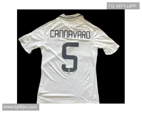 足球巨星亲笔签名球衣胸前铭刻荣耀与热血瞬间