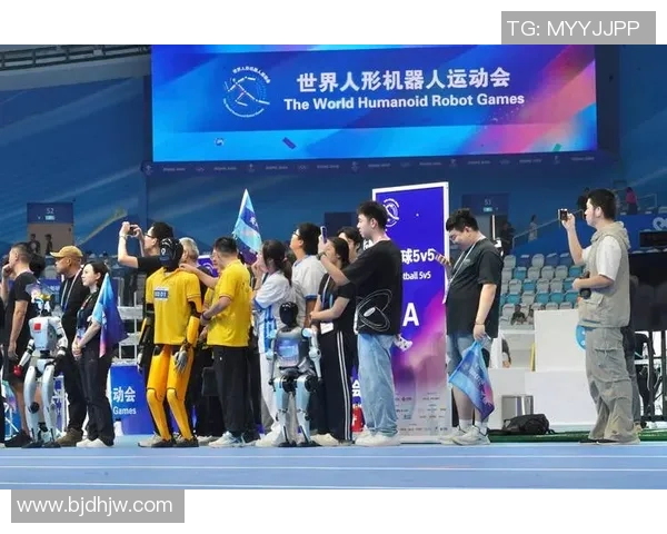 足球球星挑战高科技机器人展开激烈对决 赛场背后科技与运动的精彩碰撞 足球球星挑战高科技机器人展开激烈对决 赛场背后科技与运动的精彩碰撞